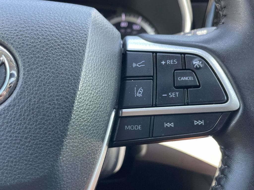 Used 2024 Toyota Highlander XLE AWD/4WD image 31