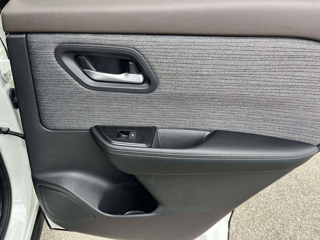 Used 2023 Nissan Rogue SV image 8