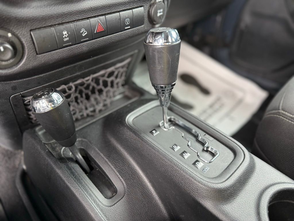 Used 2016 Jeep Wrangler Unlimited Sahara w/ Connectivity Group image 22