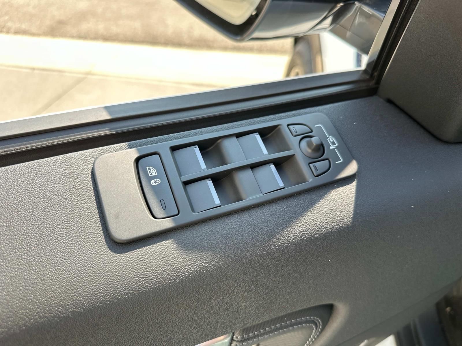 New 2025 Land Rover Discovery Sport Dynamic SE image 10