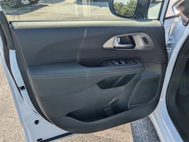 New 2025 Chrysler Pacifica Select image 11