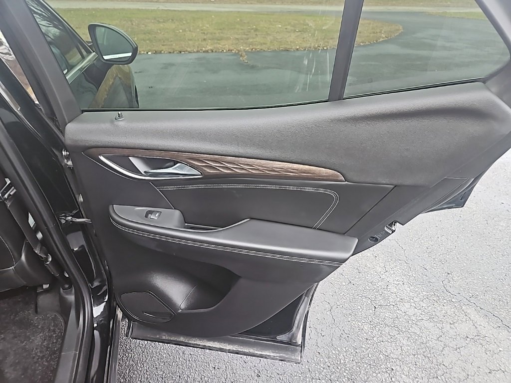 Used 2023 Buick Envision Avenir image 28