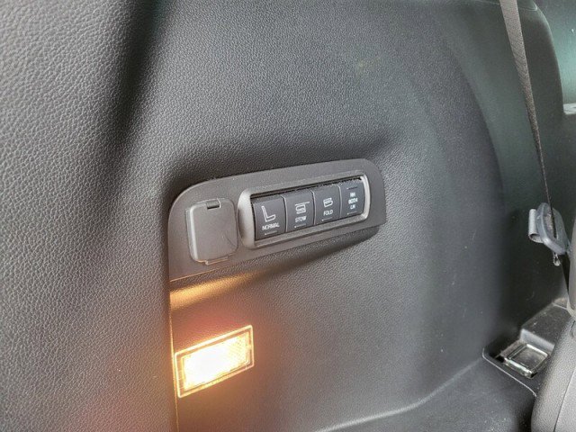 Used 2018 Ford Explorer Limited image 3