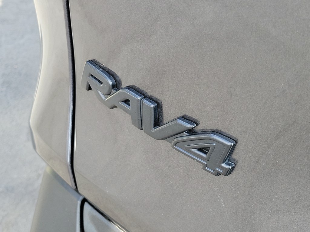 Used 2022 Toyota RAV4 LE AWD/4WD image 9