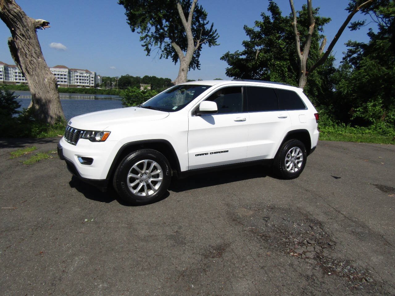 Used 2021 Jeep Grand Cherokee Laredo AWD/4WD image 2