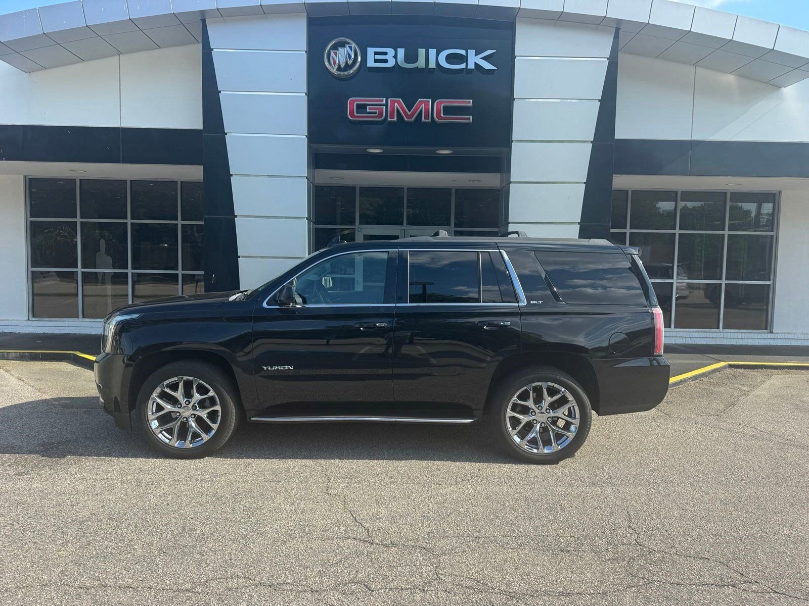 Certified 2018 GMC Yukon SLT w/ Open Road Package AWD/4WD image 2