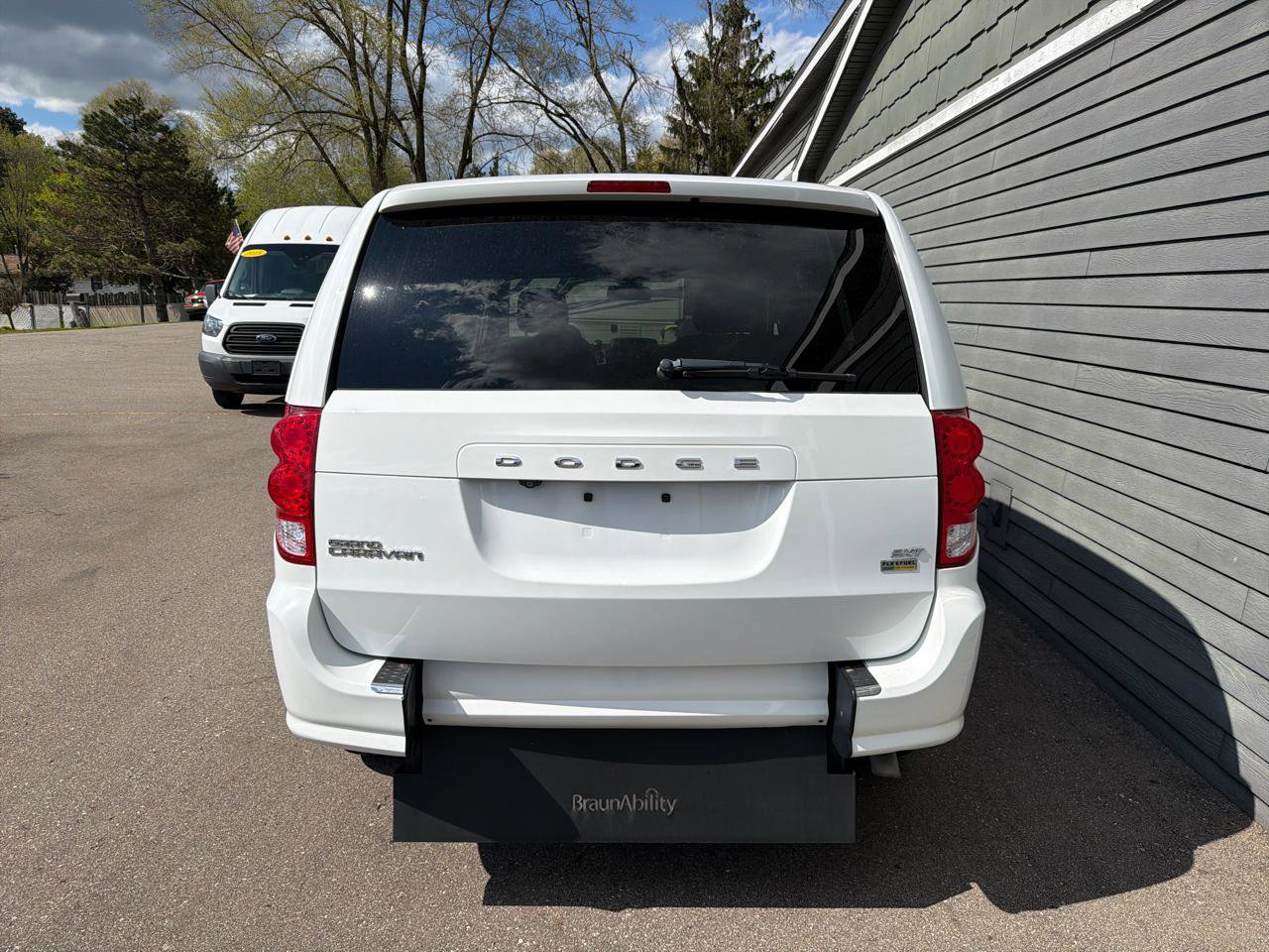 Used 2019 Dodge Grand Caravan SXT FWD image 11