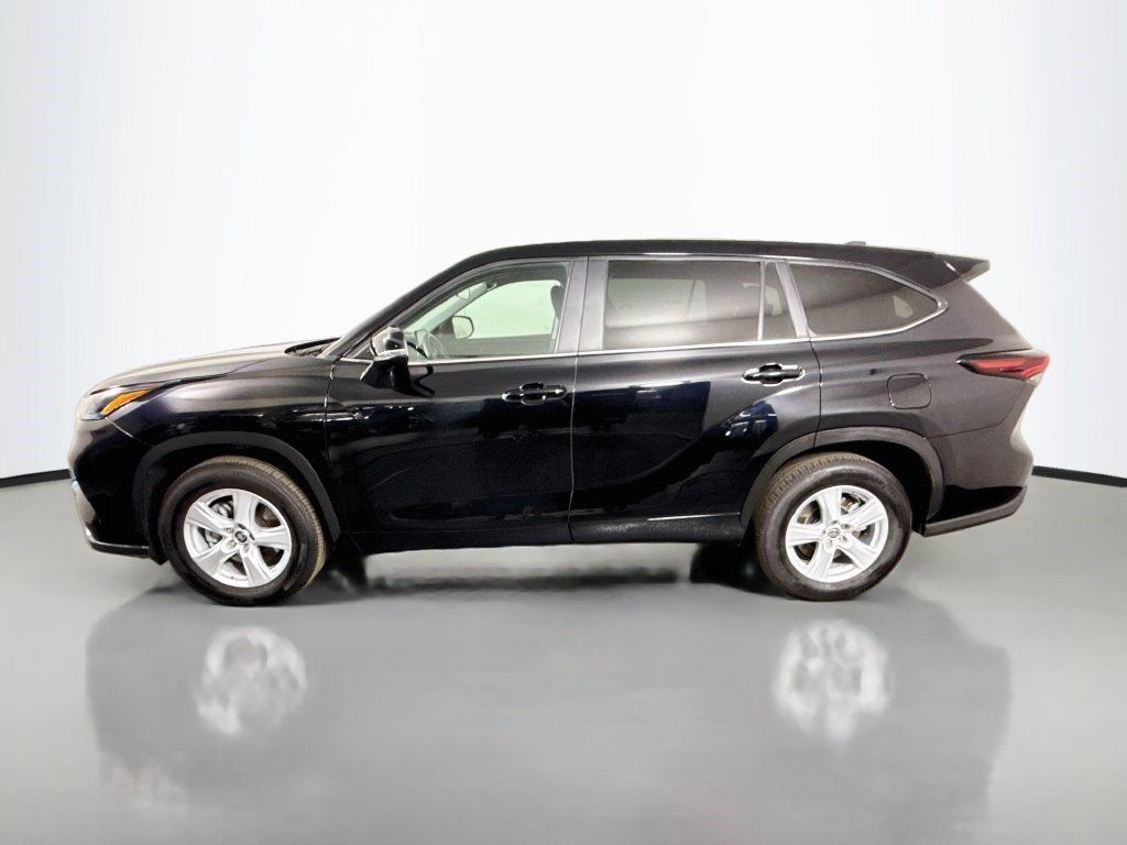 Used 2025 Toyota Highlander LE FWD image 6
