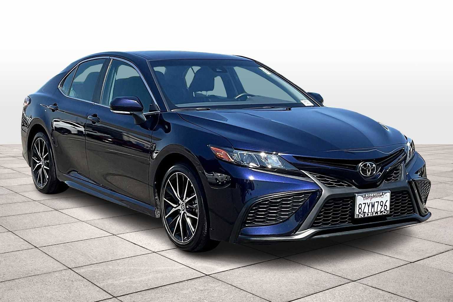 Used 2022 Toyota Camry SE image 2