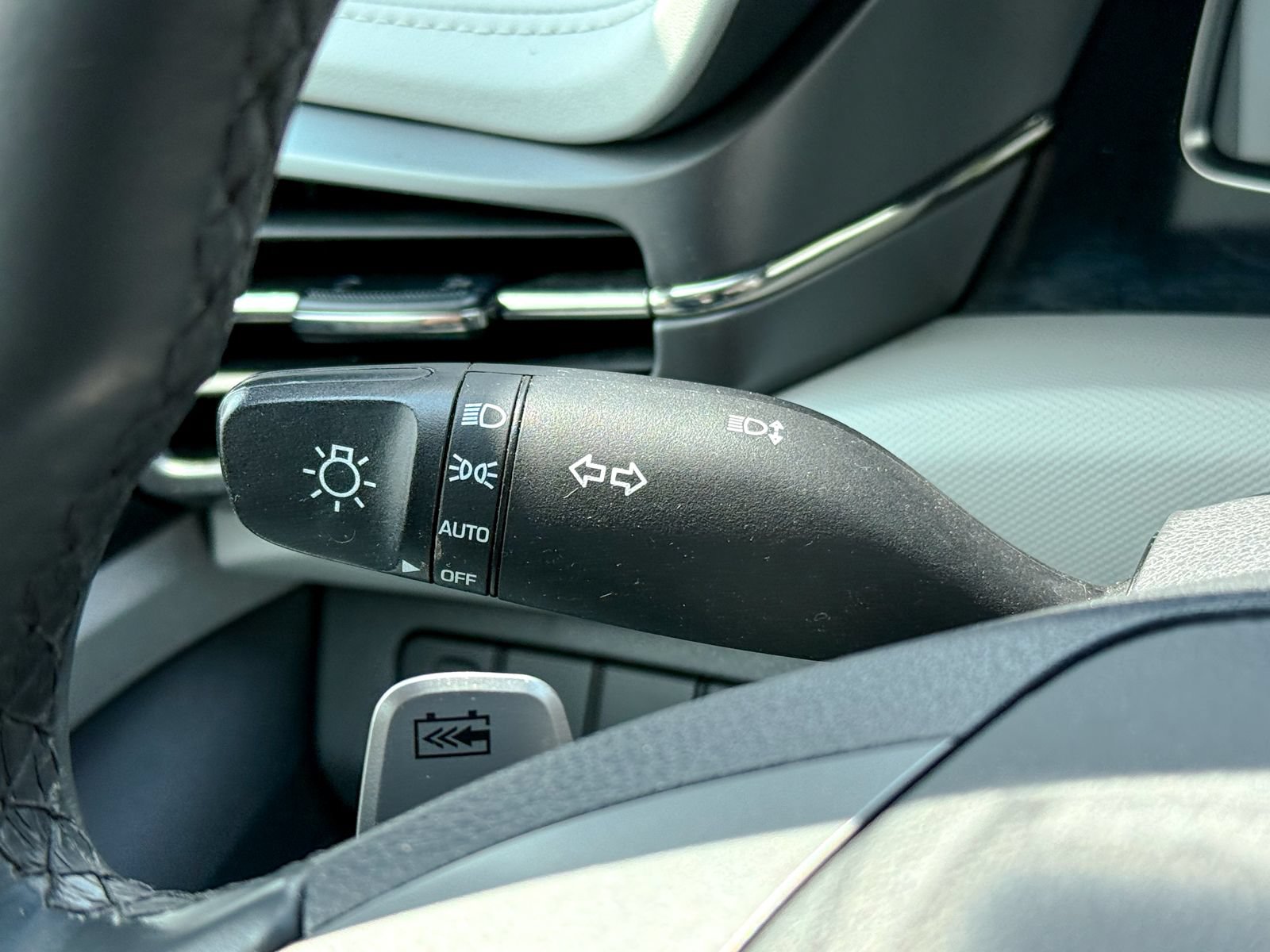 Used 2020 Hyundai Ioniq SE FWD image 27