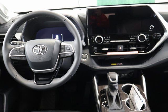 New 2026 Toyota Highlander Platinum AWD/4WD image 13