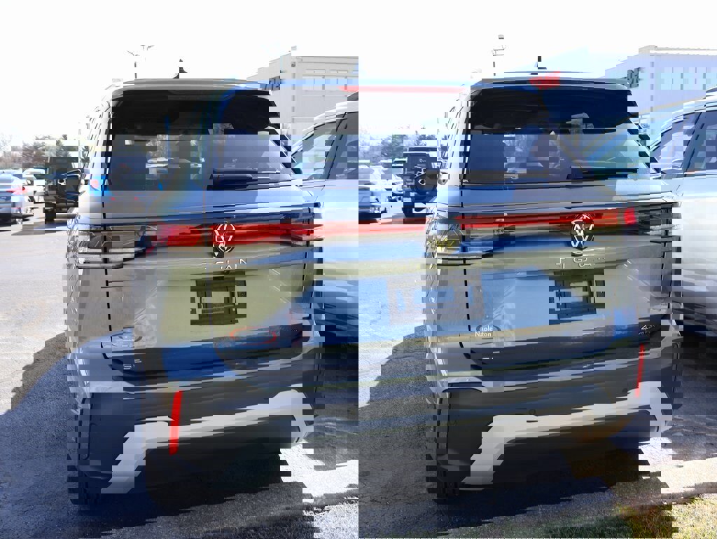 Used 2025 Volkswagen Tiguan SE image 16