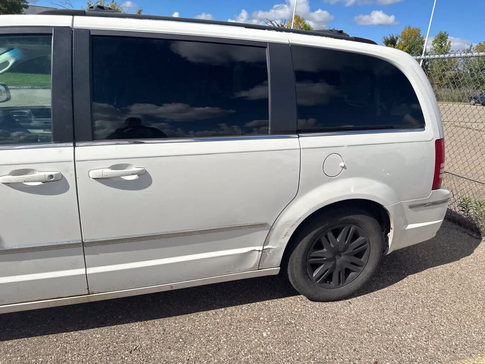 Used 2010 Chrysler Town & Country Touring FWD image 22