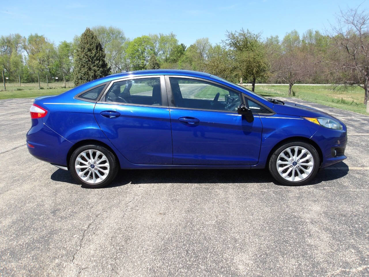 Used 2014 Ford Fiesta SE w/ Equipment Group 201A FWD image 2