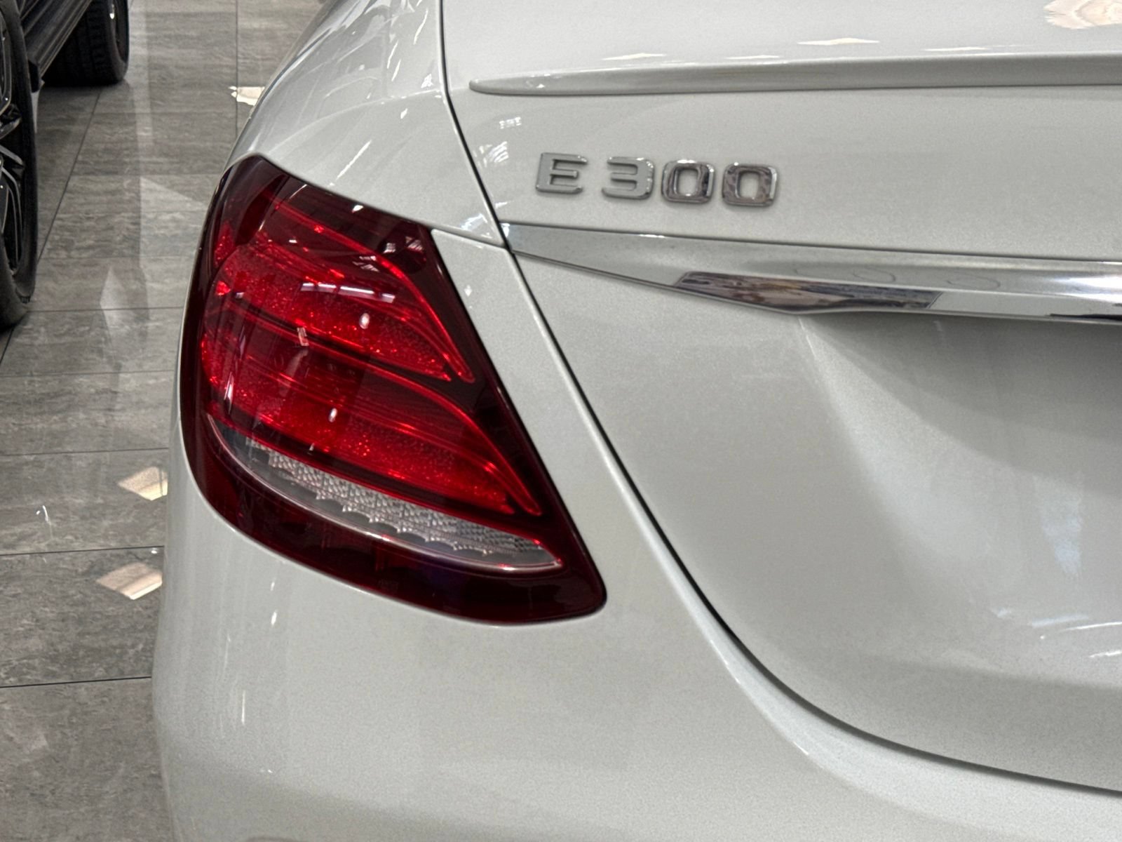Used 2018 Mercedes-Benz E 300 image 13