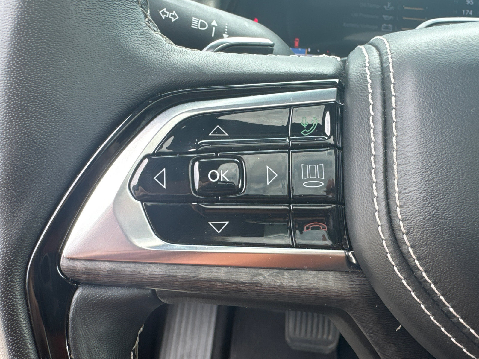 Certified 2025 Jeep Grand Cherokee L Overland w/ Advanced Protech Group III AWD/4WD image 37