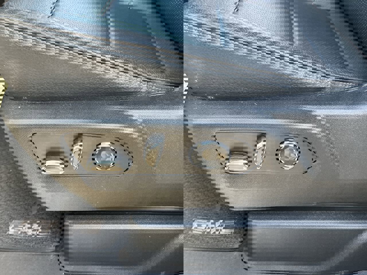 Used 2023 GMC Yukon Denali image 15