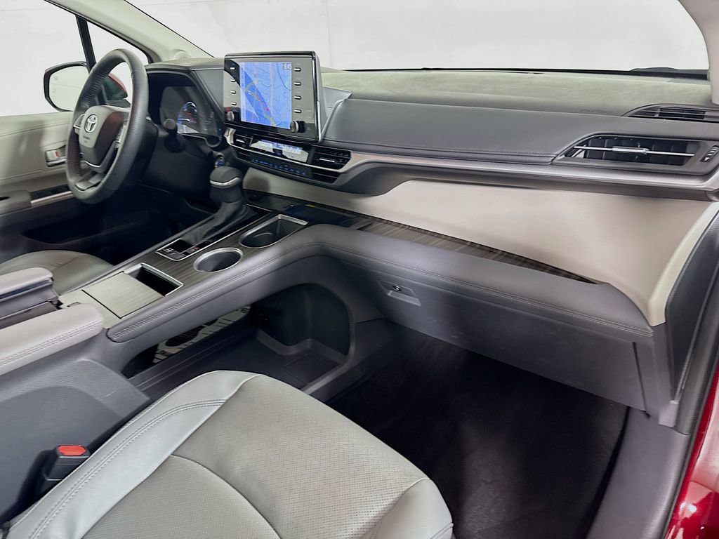 Used 2024 Toyota Sienna Limited image 37
