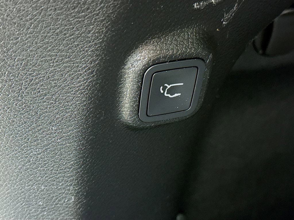 Used 2019 Jeep Cherokee Latitude Plus w/ Comfort/Convenience Group image 27