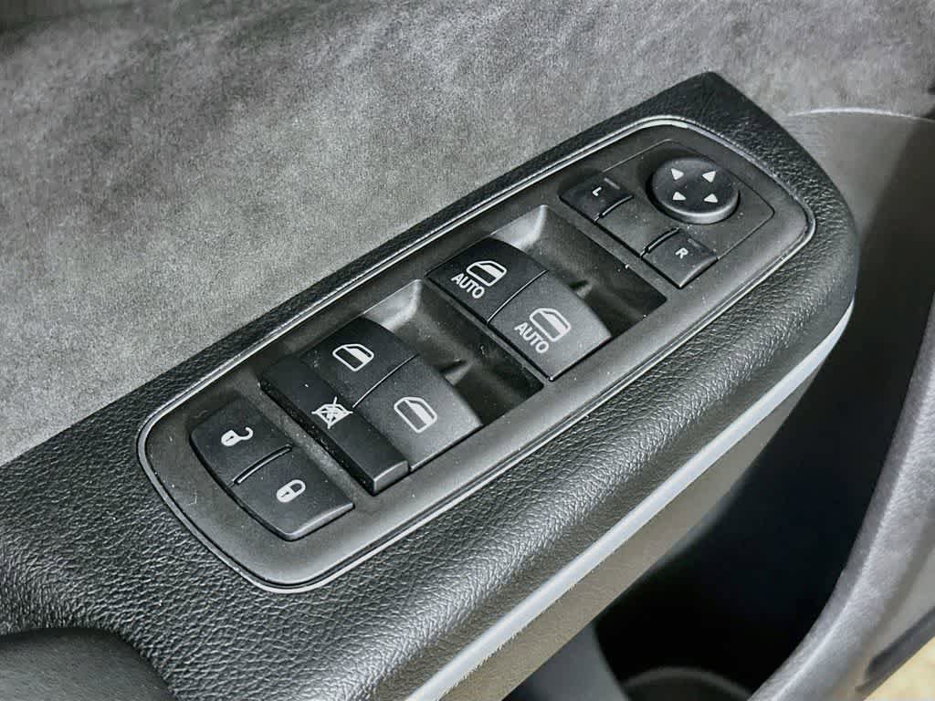 Used 2023 Chrysler 300 C RWD image 30