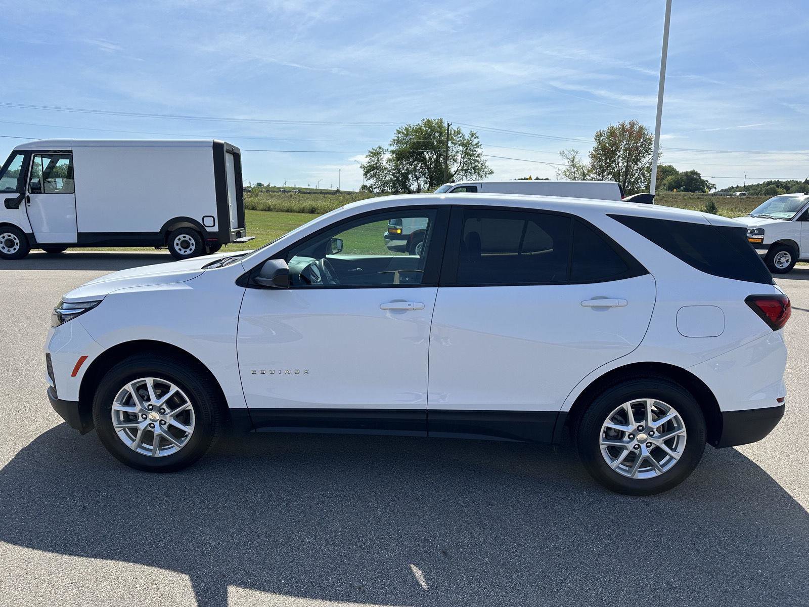 Used 2023 Chevrolet Equinox LS w/ LS Convenience Package image 2