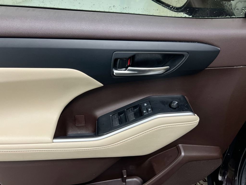 Used 2021 Toyota Highlander XLE image 22