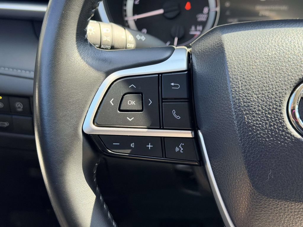 Used 2025 Toyota Highlander XLE AWD/4WD image 8
