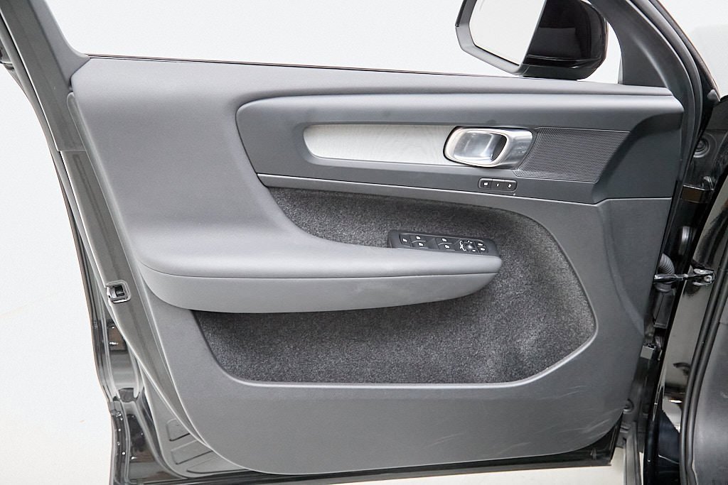 Certified 2024 Volvo XC40 B5 Plus w/ Climate Package image 10