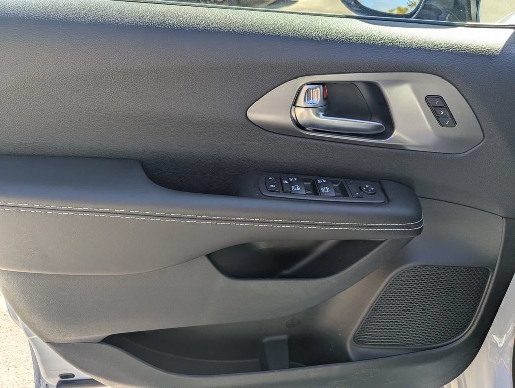 New 2026 Chrysler Pacifica Select FWD image 15