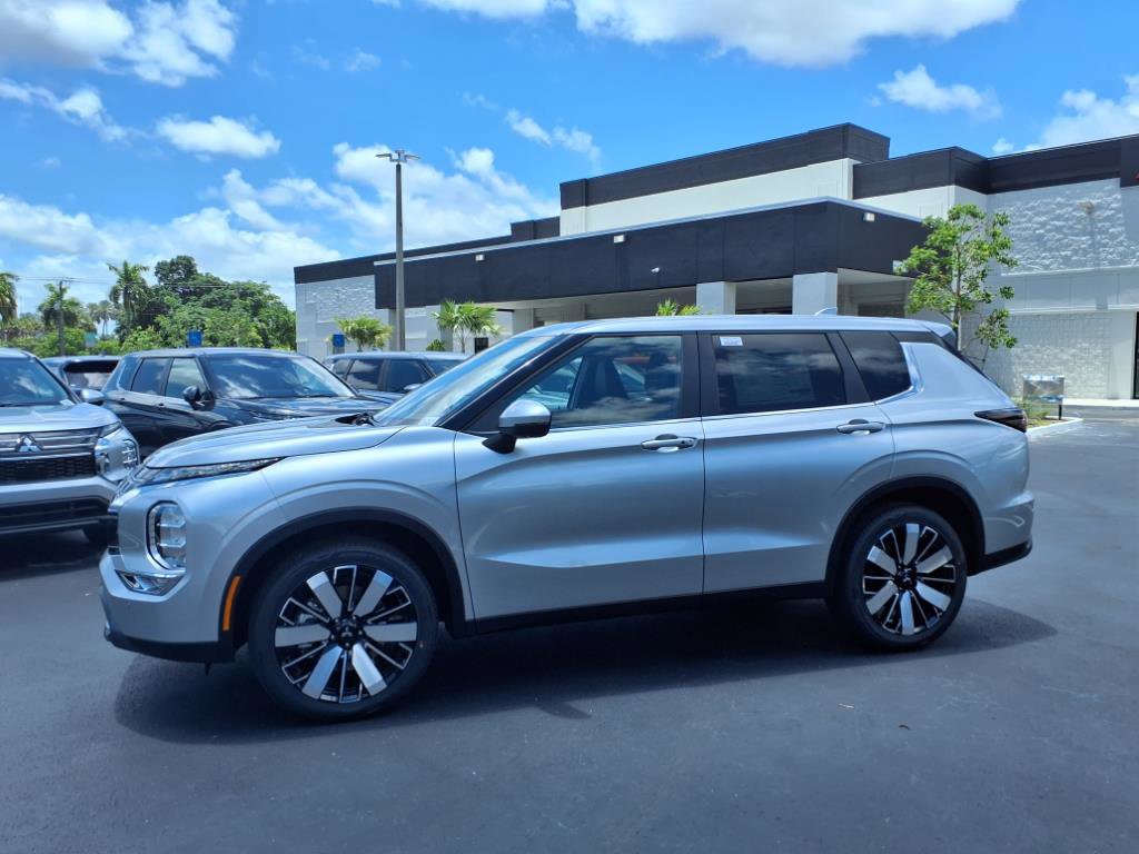 New 2025 Mitsubishi Outlander SE image 2