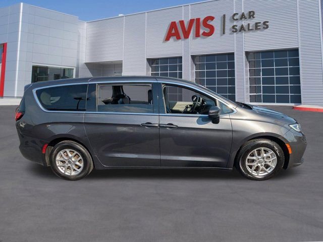 Used 2023 Chrysler Pacifica Touring-L image 5