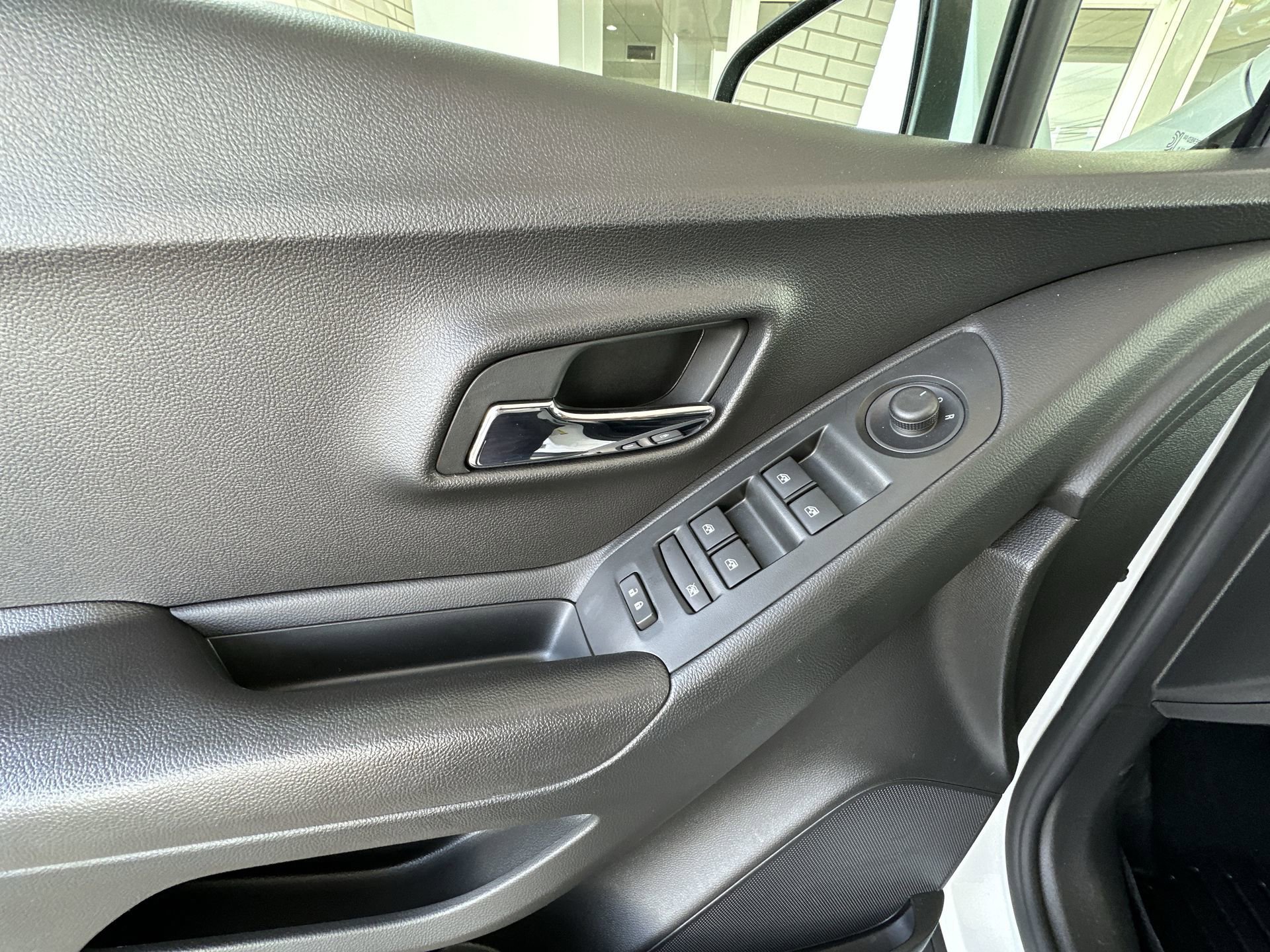 Used 2020 Chevrolet Trax LT w/ LT Convenience Package FWD image 21