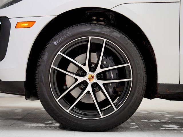 Certified 2025 Porsche Macan image 31