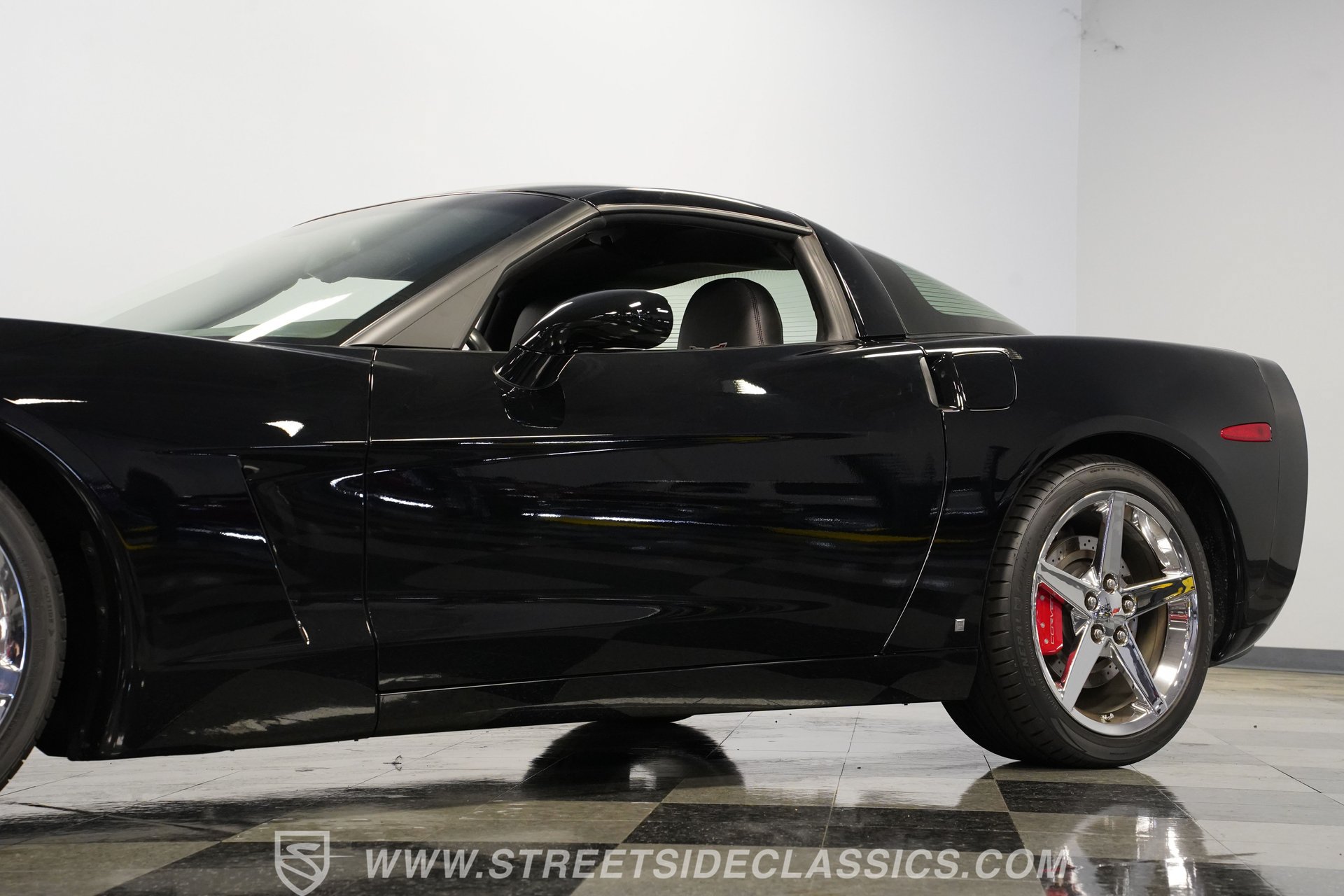 Used 2007 Chevrolet Corvette Coupe w/ Performance Package RWD image 23