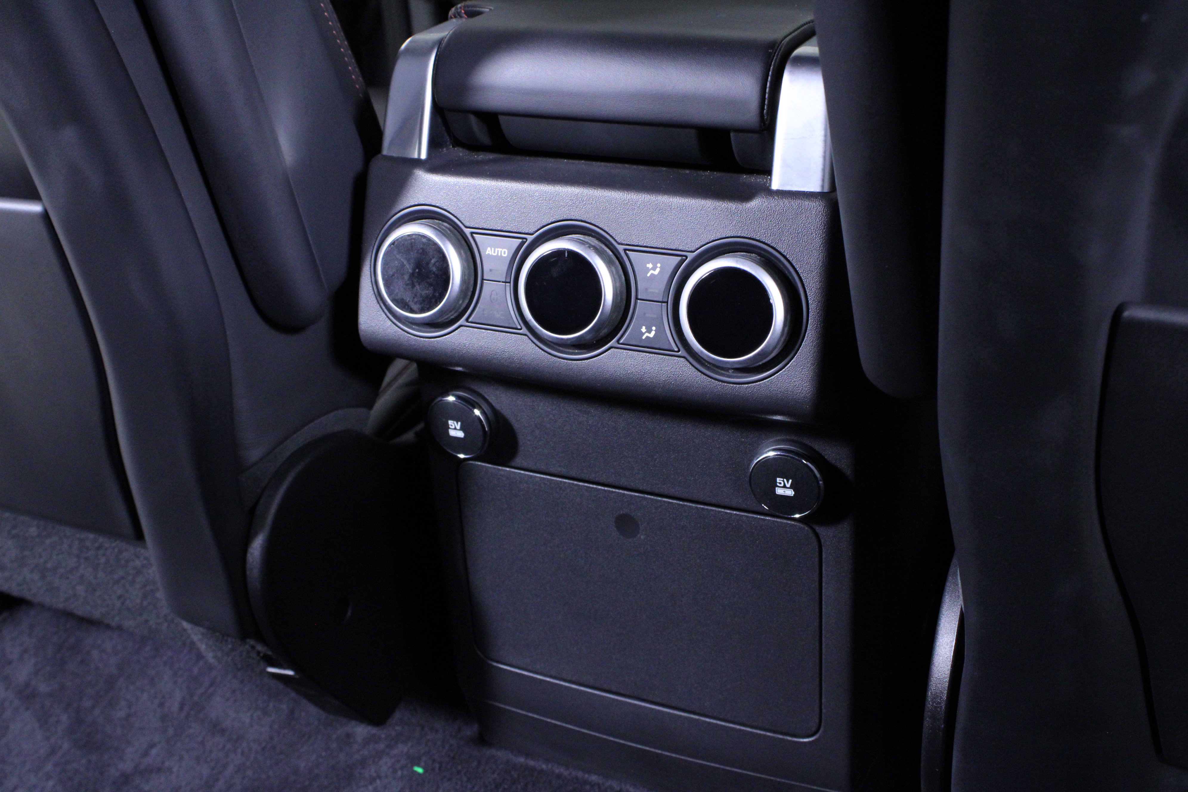 Used 2020 Land Rover Discovery HSE image 18