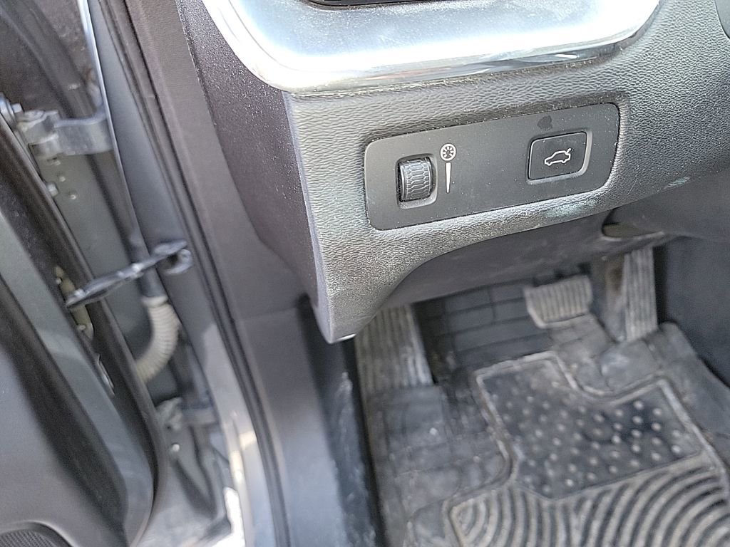 Used 2019 Volvo XC60 T6 Momentum w/ Multimedia Package image 29