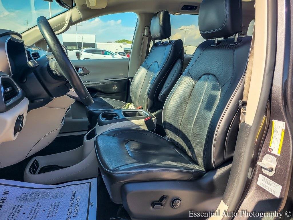 Used 2017 Chrysler Pacifica Limited image 9