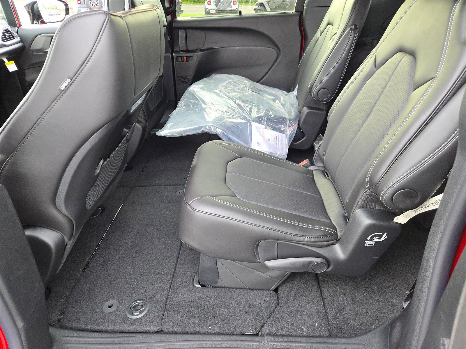 New 2027 Chrysler Pacifica Select AWD/4WD image 19