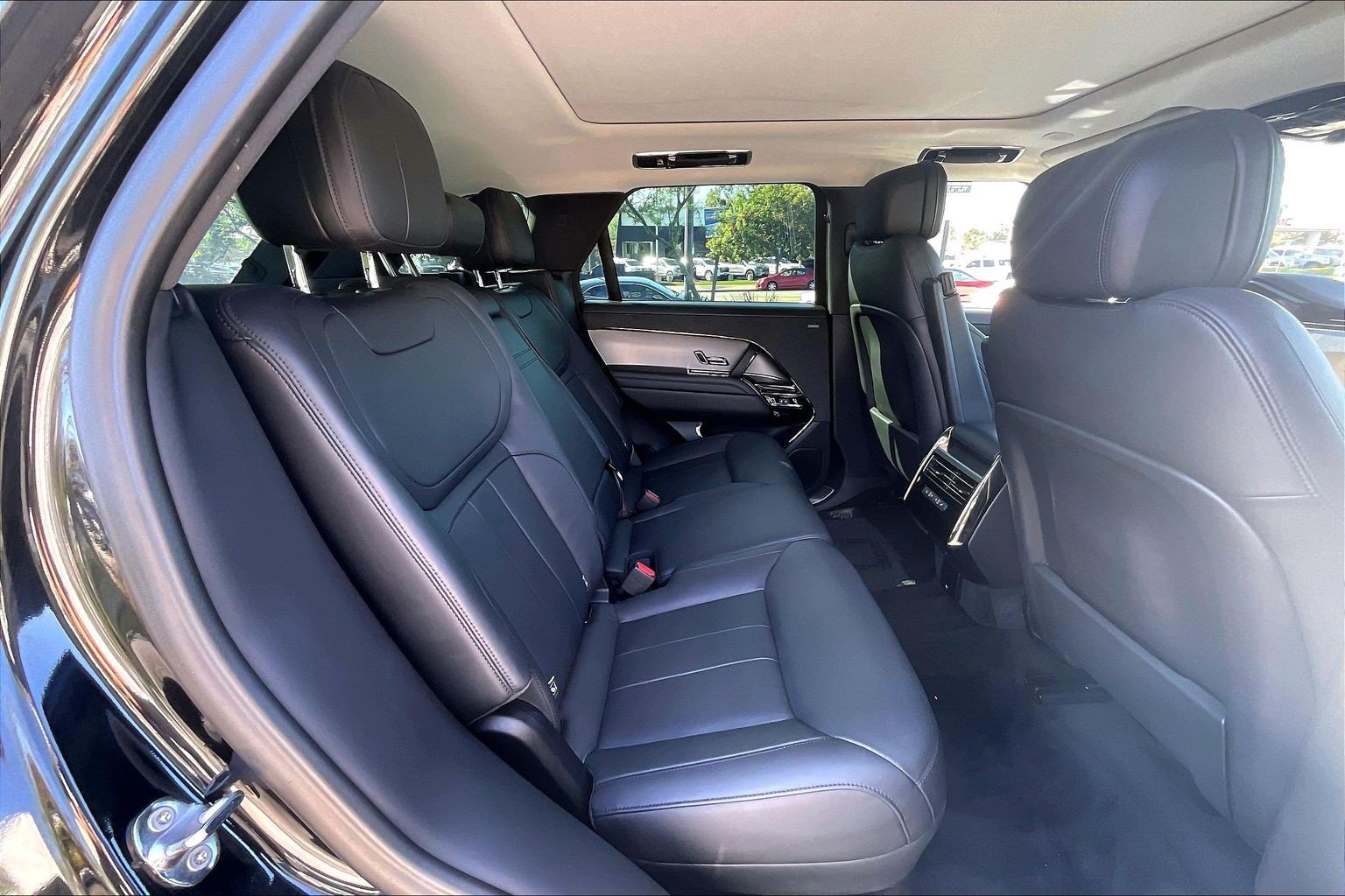 Used 2024 Land Rover Range Rover Sport SE AWD/4WD image 19