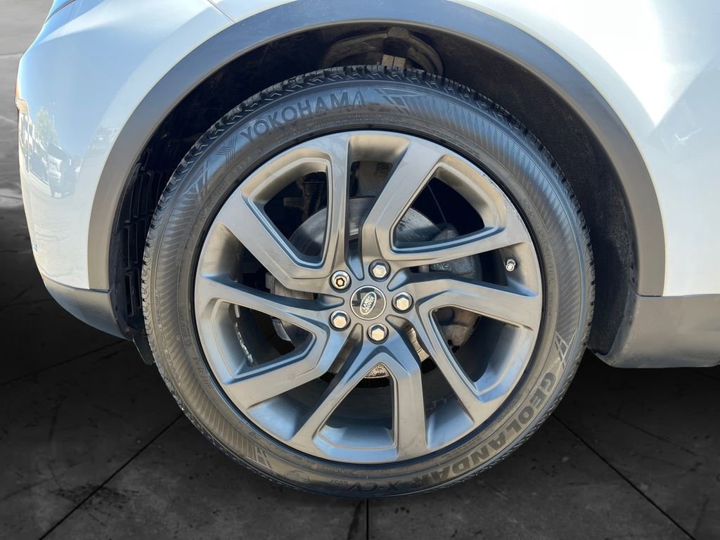 Used 2018 Land Rover Discovery HSE image 14