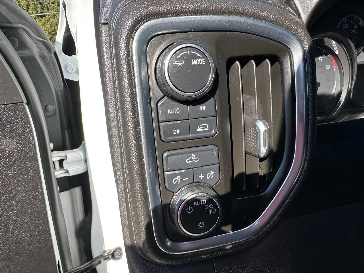 Used 2021 Chevrolet Silverado 1500 LT image 4