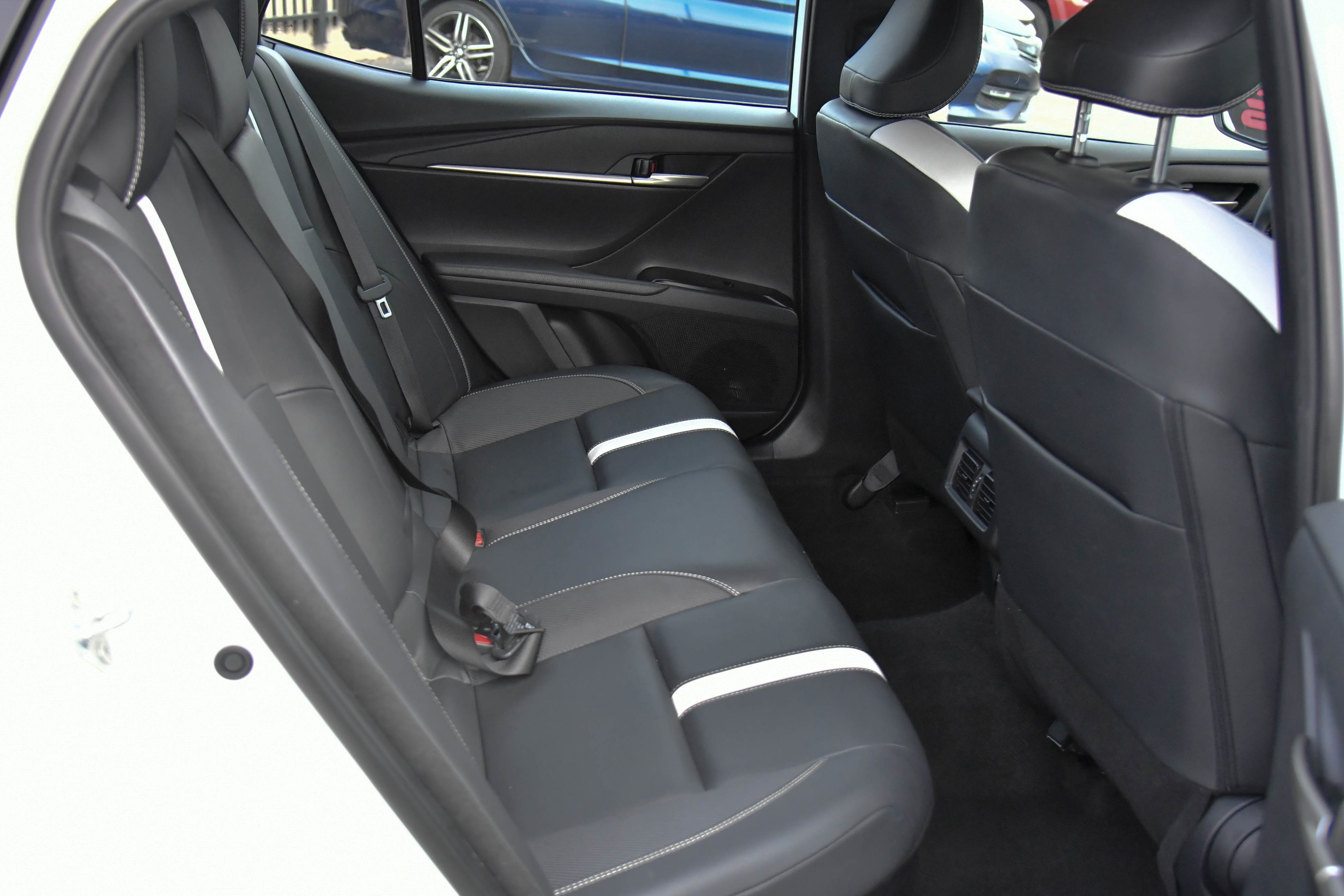 Used 2025 Toyota Camry SE image 43