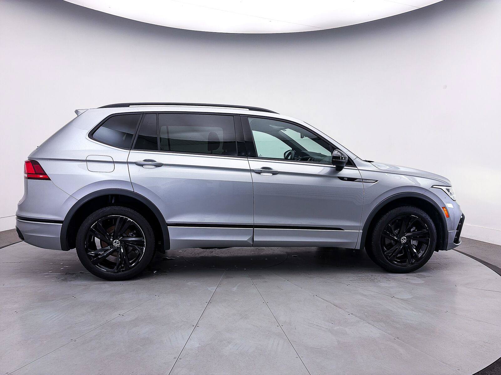 Used 2023 Volkswagen Tiguan SE R-Line FWD image 42