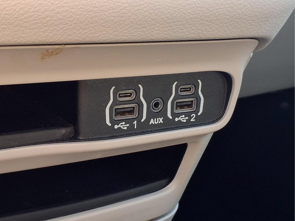 Used 2024 Chrysler Pacifica Touring-L FWD image 9