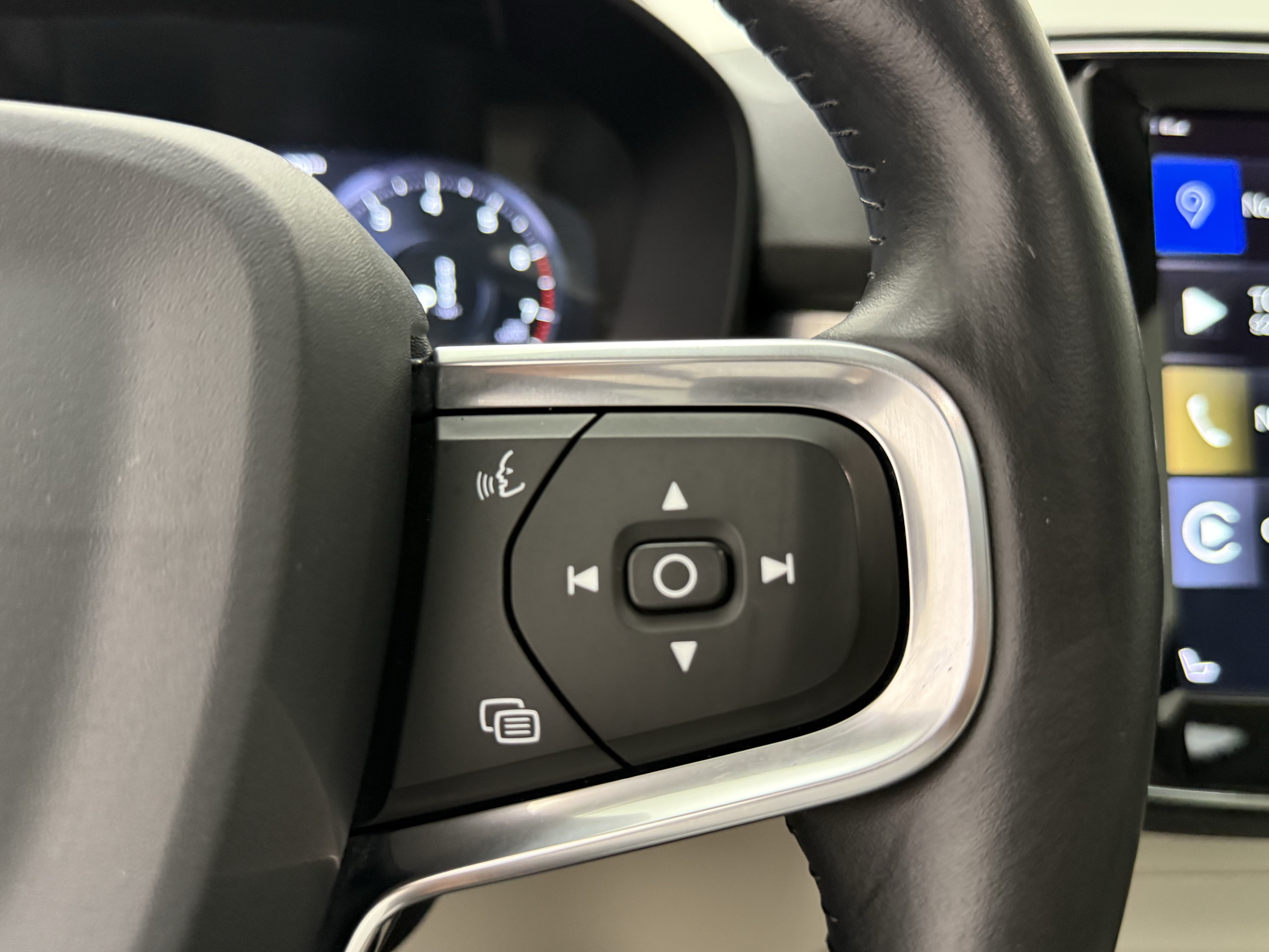 Used 2020 Volvo XC40 T5 Momentum AWD/4WD image 17