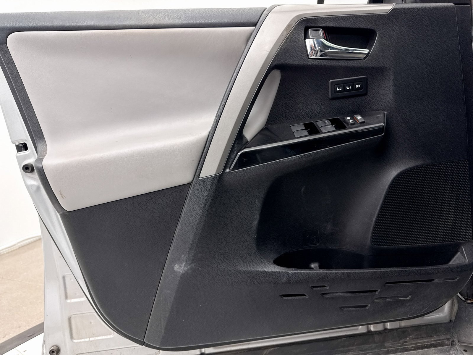 Used 2018 Toyota RAV4 Limited image 30