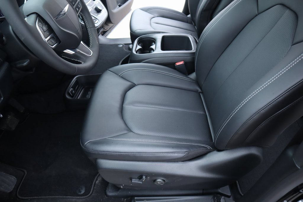 New 2026 Chrysler Pacifica Select AWD/4WD image 11