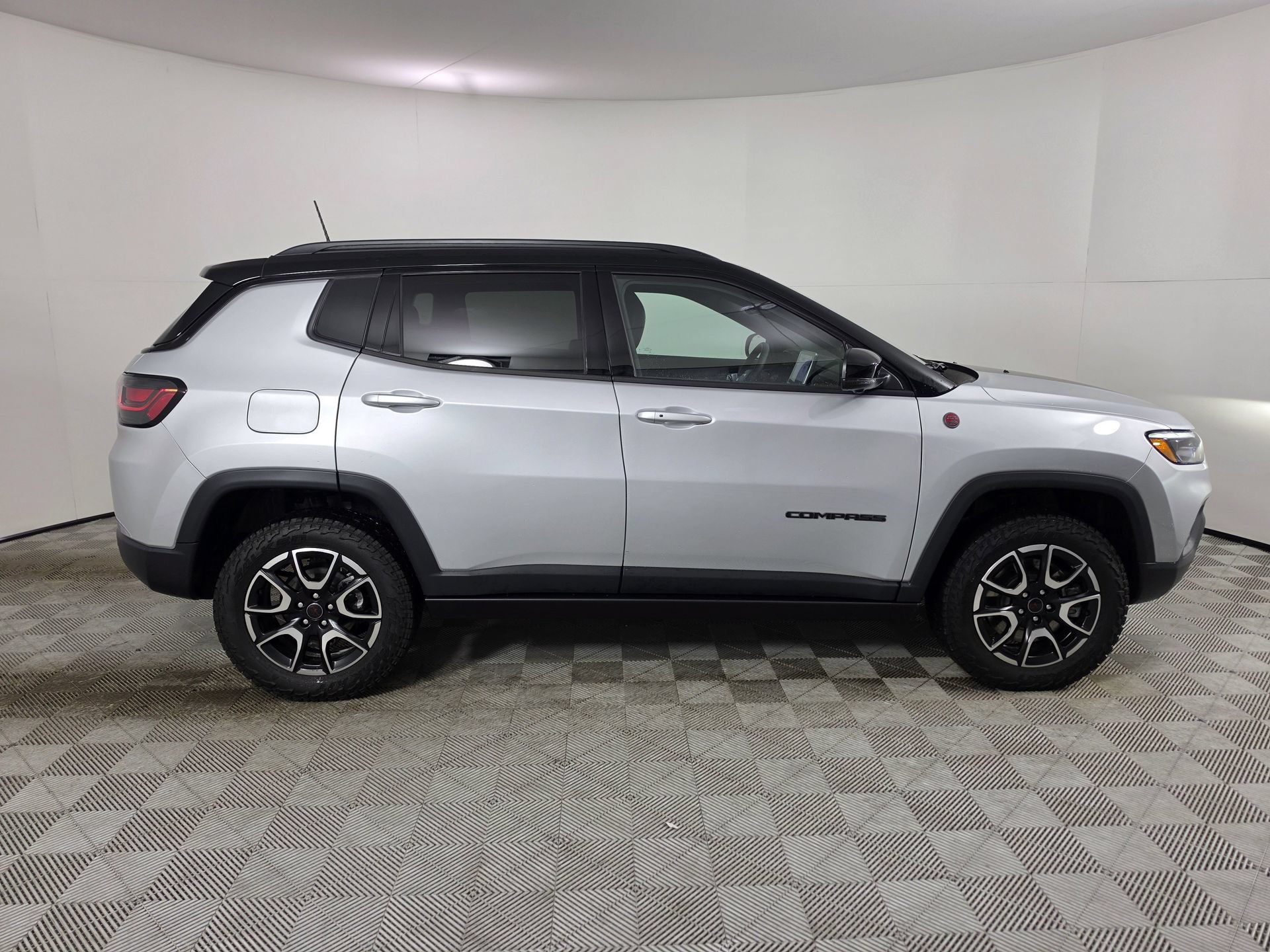 Used 2025 Jeep Compass Trailhawk w/ Trailhawk Elite Group AWD/4WD image 48