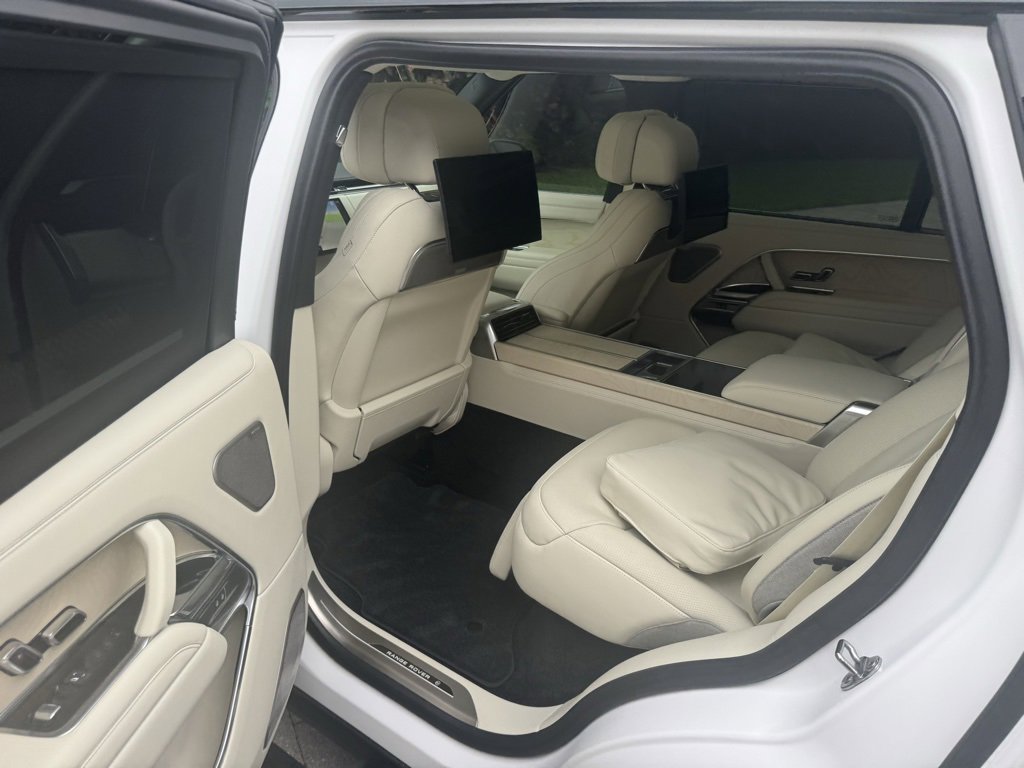 Used 2025 Land Rover Range Rover SV image 36