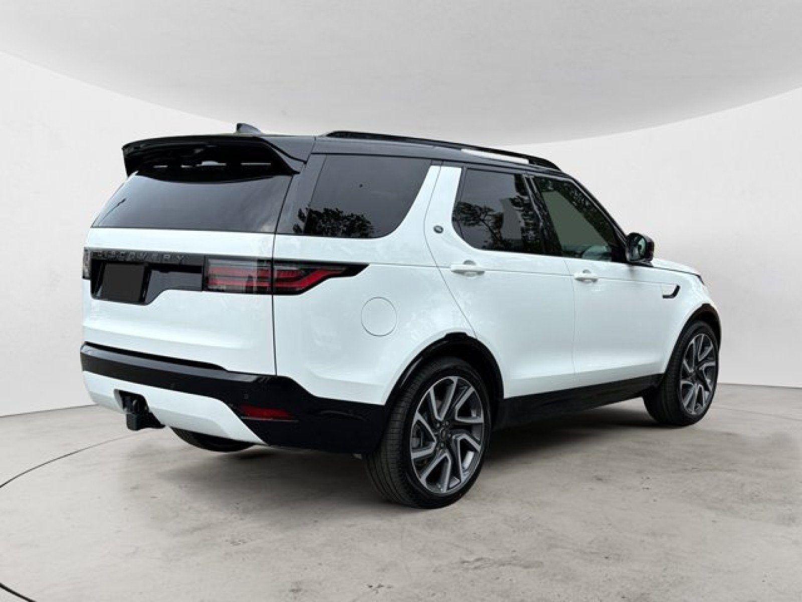 Used 2025 Land Rover Discovery Dynamic SE AWD/4WD image 4